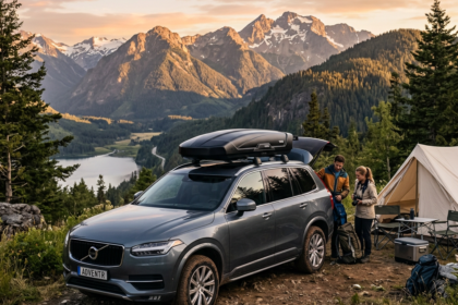 SUV equipado com maleiro de teto Thule em acampamento ao pôr do sol